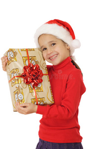 带着黄色圣诞礼盒的微笑小女孩