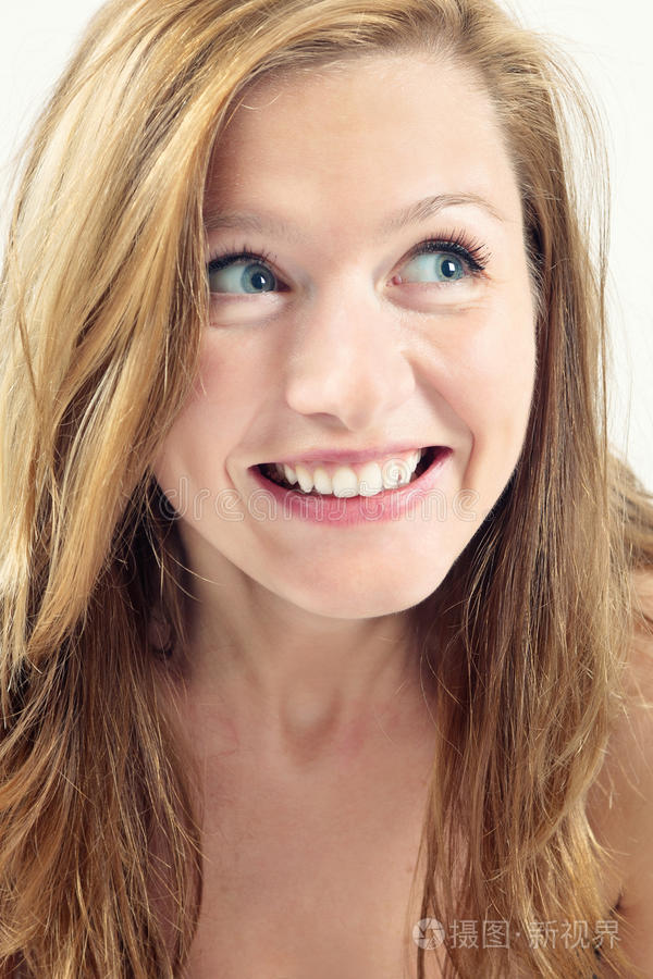 蓝眼睛金发女孩