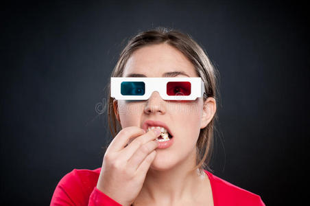 戴着3d眼镜看电影的青少年照片