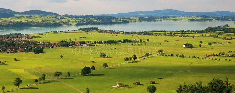 德国田野和草地的全景。