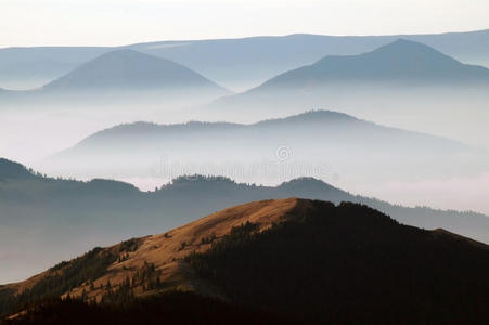 罗德内山脉美景