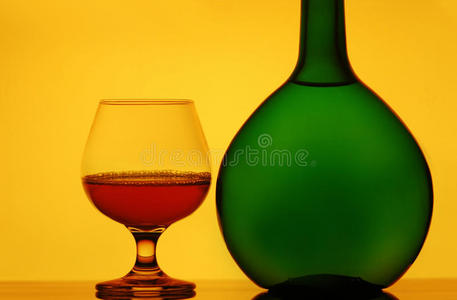 白兰地酒杯和酒瓶图片