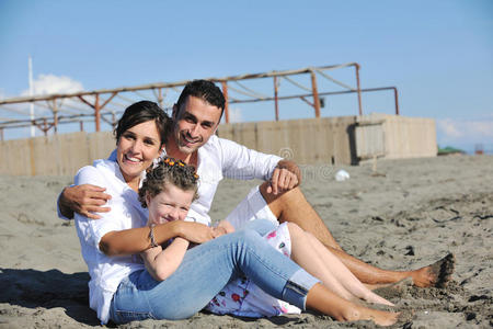 快乐小家庭在沙滩上玩得开心