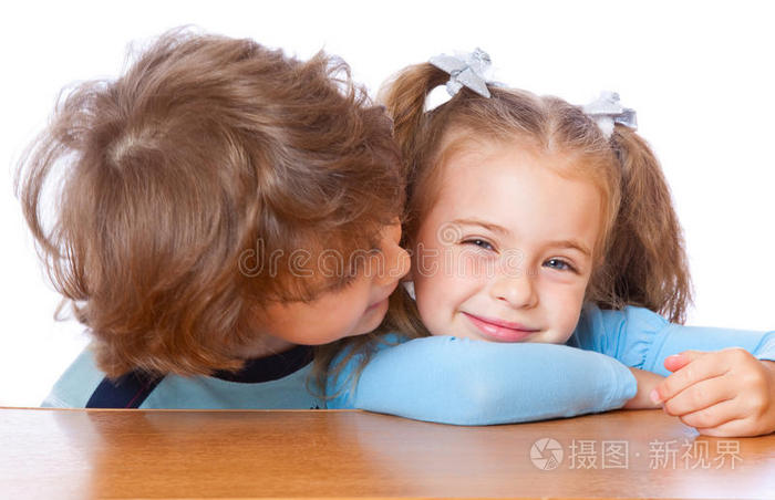 恋爱中的小男孩和小女孩