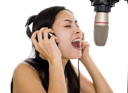 美丽的女人在演播室唱歌