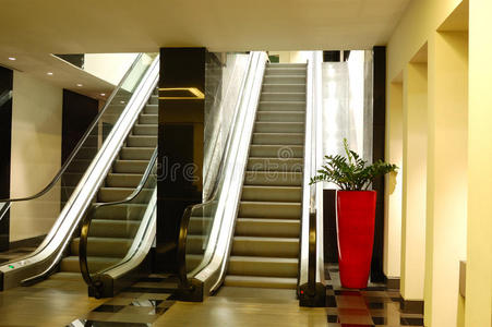 豪华酒店内部自动扶梯