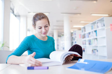 图书馆里漂亮的女大学生图片