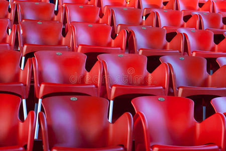 红色体育场座位图片