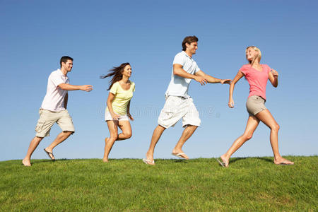 追逐奔跑图片