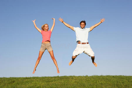 年轻夫妇在空中跳跃