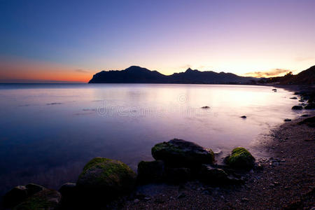 日落时的大海和岩石
