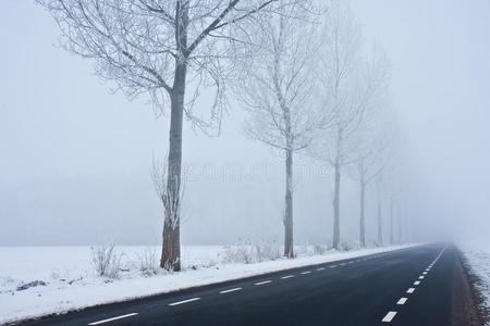 沥青路面在冬季雾霾中消失图片
