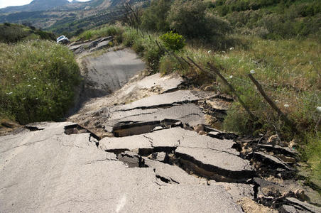 破碎的道路