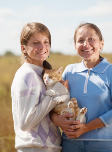 带着女儿的妈妈抱着猫