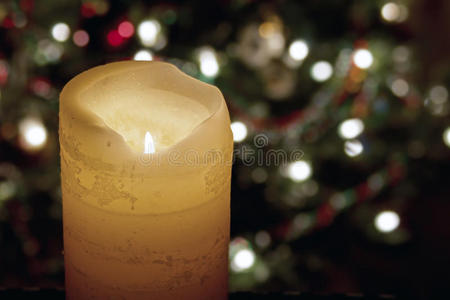 大蜡烛和圣诞灯