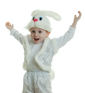穿一套兔子衣服的男孩图片