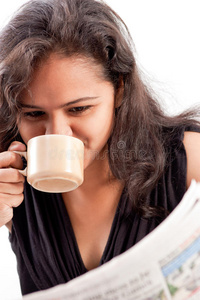 笑着喝咖啡看报纸的印度青少年图片