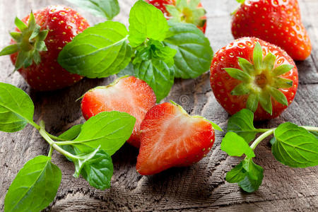 成熟的草莓和薄荷图片