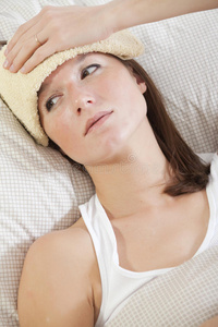 卧床发烧的女人照片