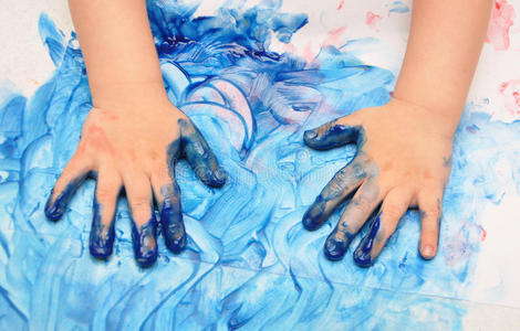 涂有蓝色颜料的孩子的手照片