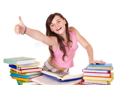 拿着叠书的女孩竖起大拇指。