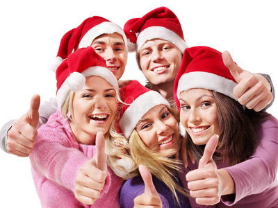 一群戴着圣诞帽的年轻人竖起大拇指。