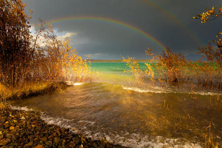 大湖上的彩虹和乌云