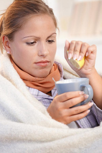 女青年感冒喝茶感觉不好图片