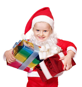 穿着圣诞老人服装的孩子拿着集体礼盒。
