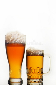 啤酒杯和玻璃杯图片