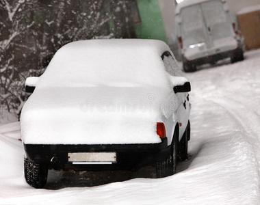 城市降雪后的汽车。