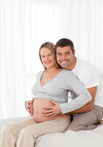 孕妇和丈夫摸肚子