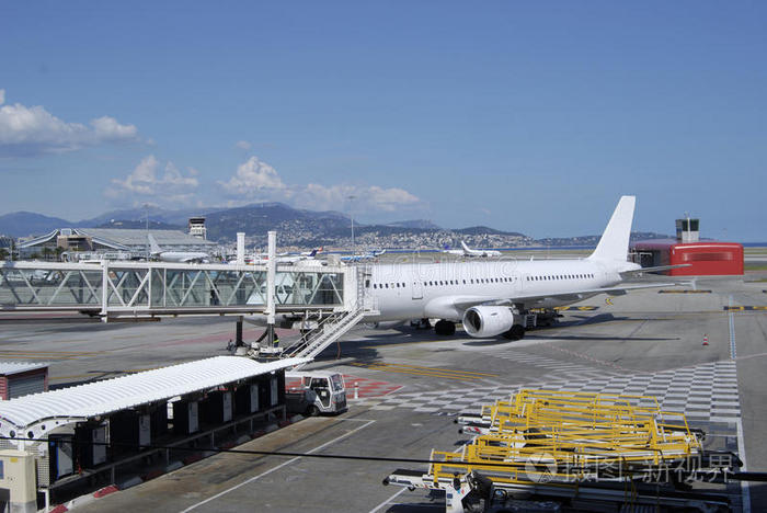 飞机机场航站楼年轻的商人拿着行李站在城市机场跑道上机场的照明标志