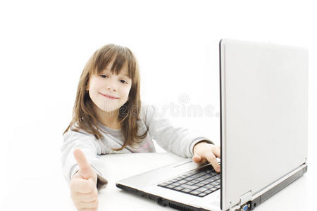 带着笔记本电脑的漂亮小女孩。