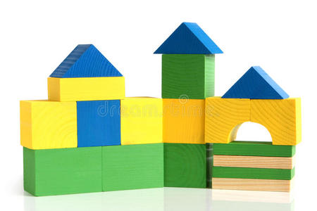 房子玩具积木,五颜六色的木制建筑砖,一堆堆五颜六色的多彩木制积木在