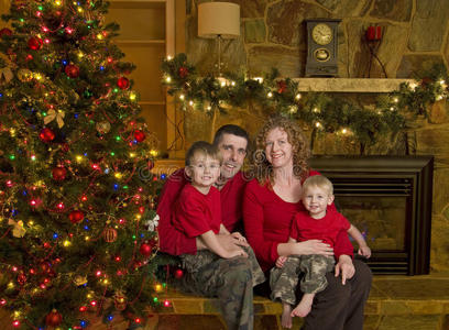 一家人坐在圣诞树旁图片
