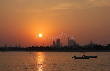 美丽的日落，巴林的天际线和船只