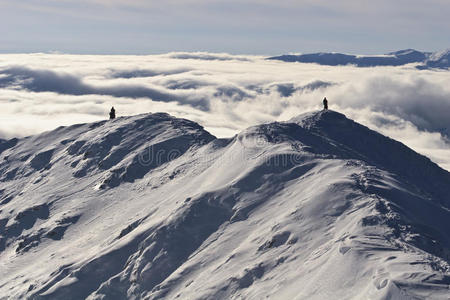 冬天两个登山者在山顶上