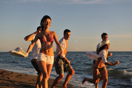 在海滩上跑步的人群