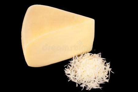 一块奶酪和磨碎的奶酪