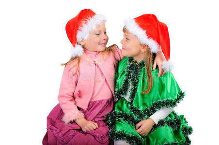 两个戴着圣诞帽的女孩。