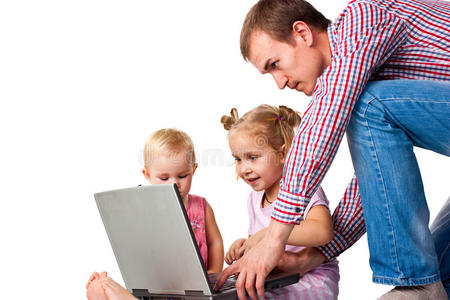 爸爸带着孩子在笔记本电脑上玩