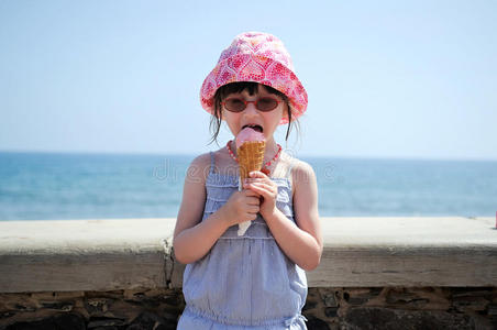 戴着太阳帽戴着冰激凌的小女孩图片