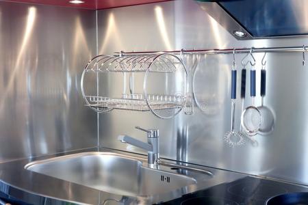 厨房银水槽和玻璃陶瓷炉灶
