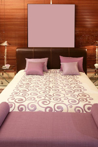 紫色卧室床暖木遮阳帘