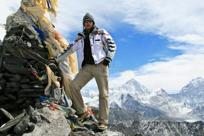 登山者站在孔玛拉通行证的顶部