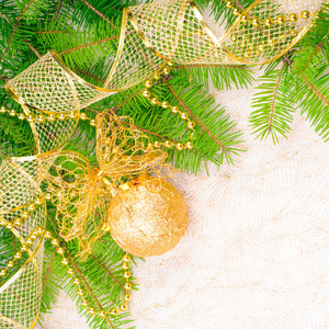 冷杉枝上的圣诞装饰