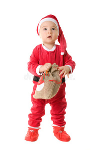 一个打扮成圣诞老人的小男孩。