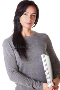 黑发女人拥抱笔记本电脑