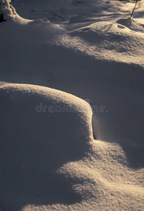 岩石上的雪图片